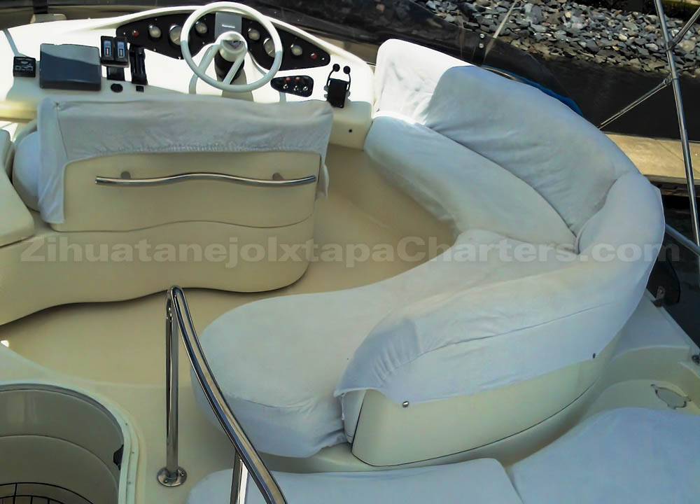 Flying bridge cockpit and lounge area