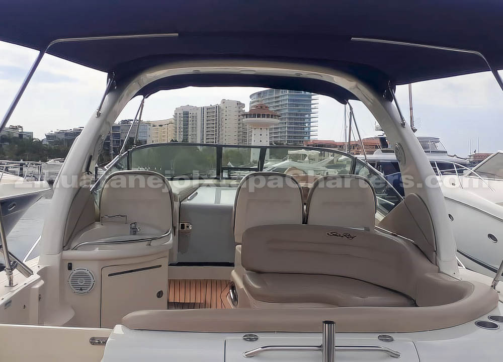 Stern lounge and cockpit